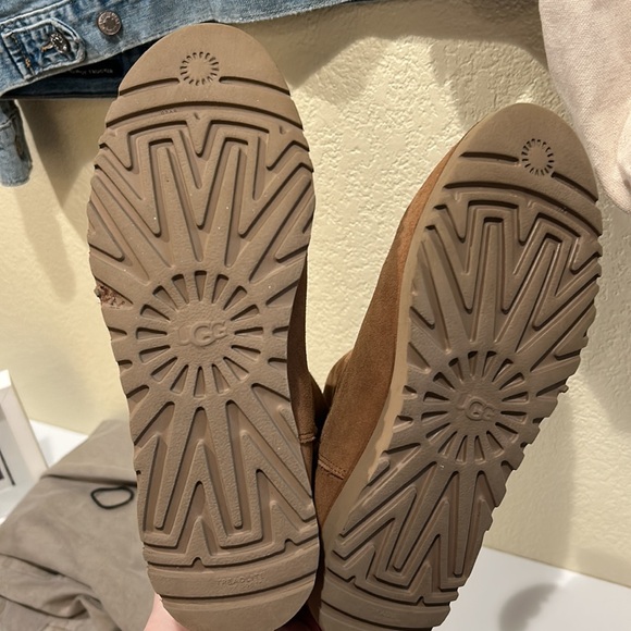 UGG Mini Chestnut Size 8 - Picture 4 of 4